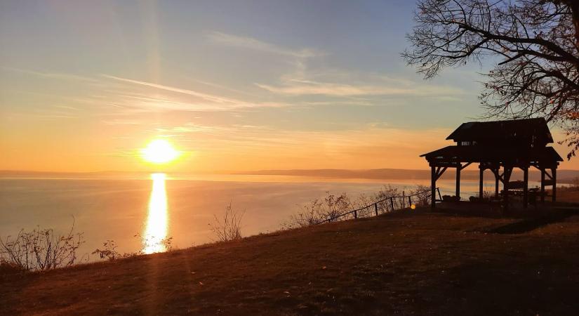 Balatonakarattya ősszel: naplemente a Magaspartról