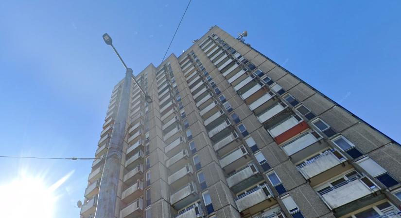 A debreceni toronyház felrobbantásával szórakozott