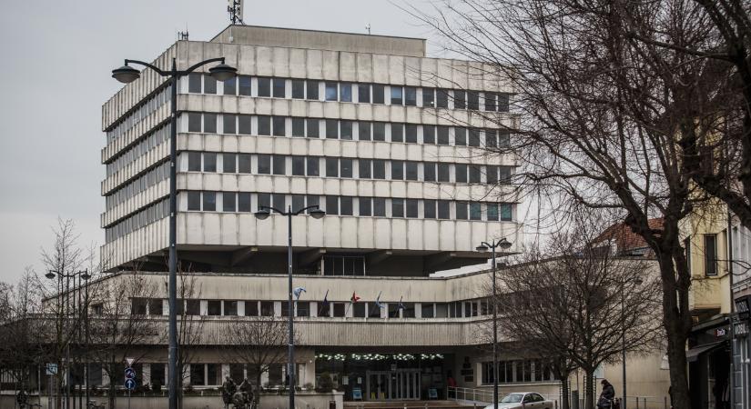 A szombathelyi városháza homlokzat bonása miatt lezárják a Bejczy utcát