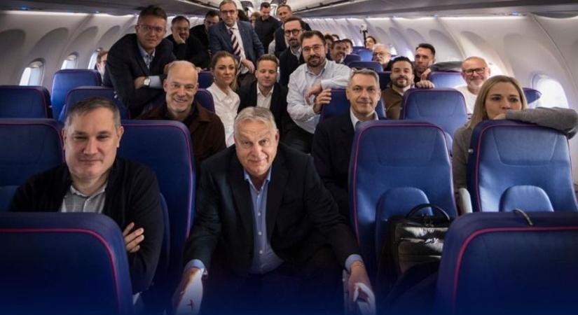 "Meló van!" - Orbán Viktor a repülőn sem pihent