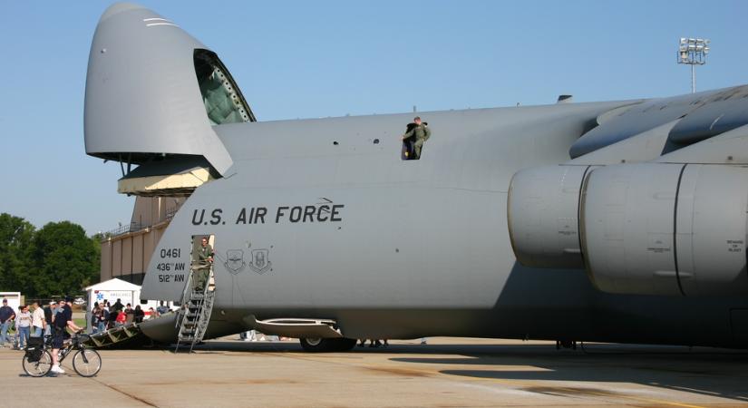 Terrortámadás Washingtonnál: fehér port tartalmazó csomaggal támadták meg az amerikai elnöki repülőtéren dolgozókat