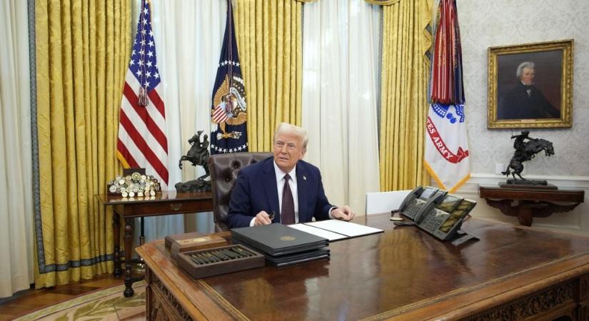 Drámai pillanatok a sajtótájékoztatón: Donald Trump mögött hirtelen elájult egy gyógyszeripari vezető