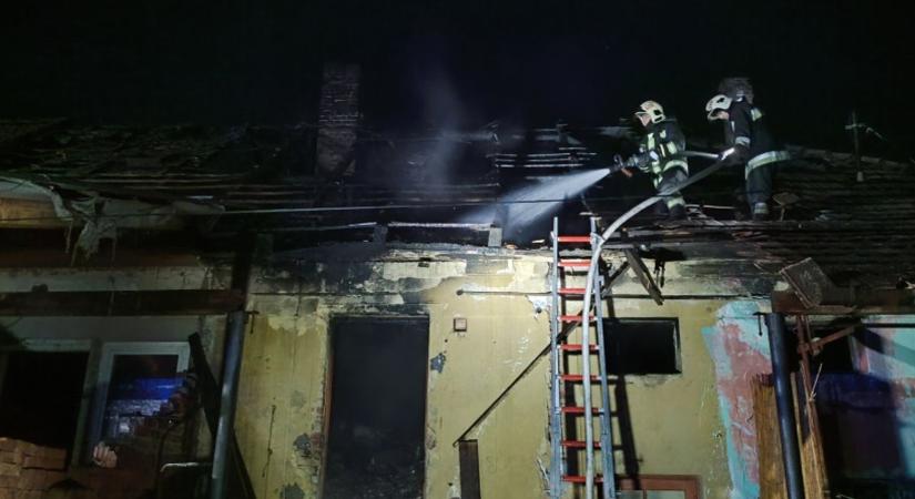 Kiégett egy sorházi lakás: két gyerek és hét felnőtt maradt otthon nélkül (fotók)