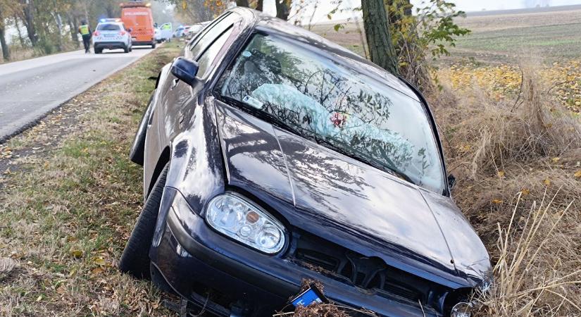 Rendőrautónak ütközött egy személyautó, két embert kórházba szállítottak – fotók, videó