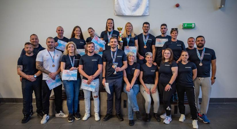 Remekül úsztak a rendőreink