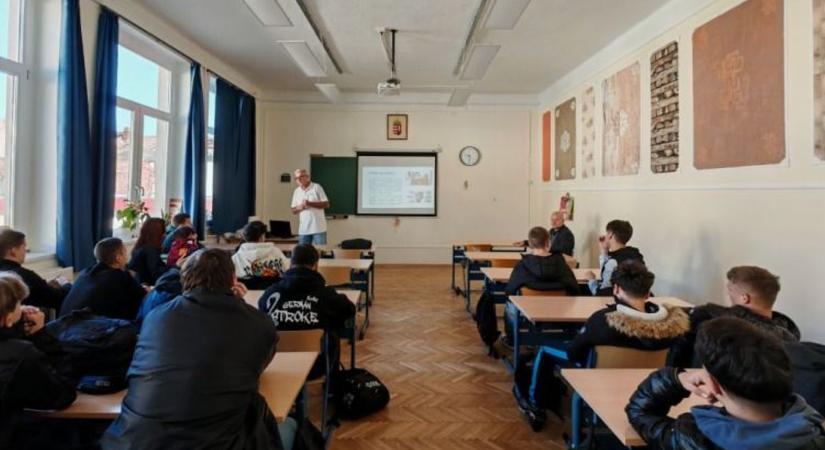 Az internetes zaklatás veszélyiről tartott előadást a soproni rendőrség