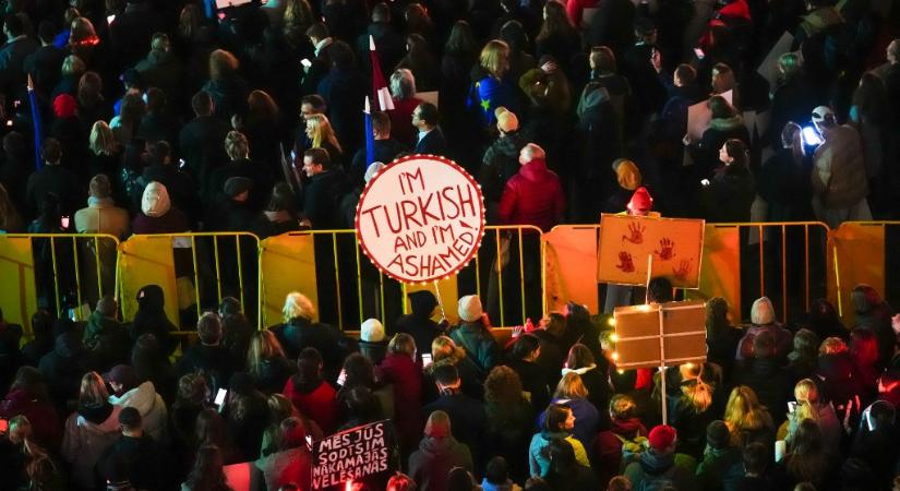 „Árulás!”: tízezren tüntettek Rigában azért hogy Lettország ne lépjen ki az Isztambuli Egyezményből