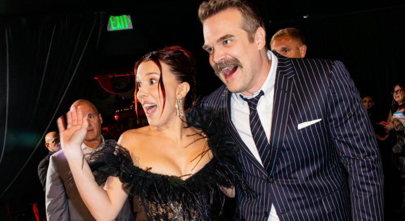 A zaklatási vádakat követően Millie Bobby Brown nevetve ölelgette David Harbourt a vörös szőnyegen