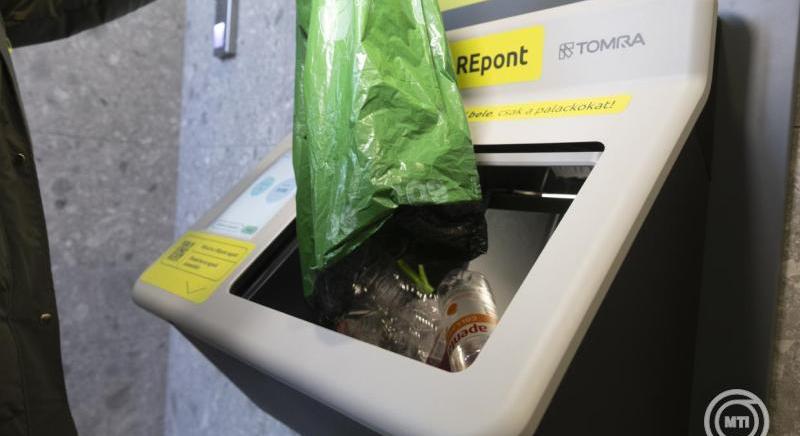 Budapesten is van már Mohu-automata, amelybe elég beleönteni a visszaváltandó palackokat