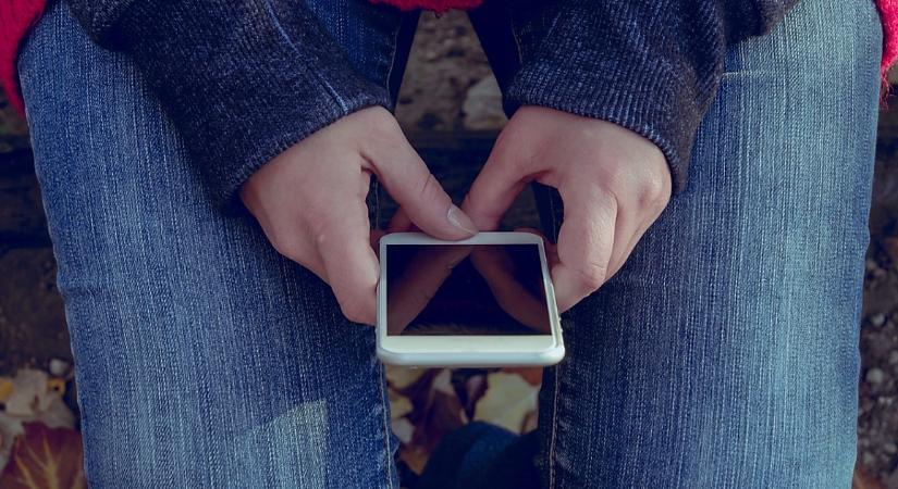 Mobiltelefonnal rögzítette a feleség, ahogy a férje meg akarta fojtani egy sállal