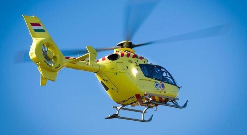 Most érkezett: Mentőhelikoptert riasztottak a motoroshoz, lezárták a főutat (fotó)