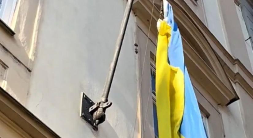Máris leszedték az ukrán zászlót a cseh Képviselőház épületéről