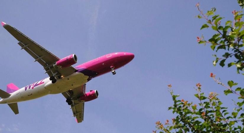 Széles, koromsötét csíkkal húzott át egy WizzAir-gép Balmazújváros felett, fotó is készült róla!