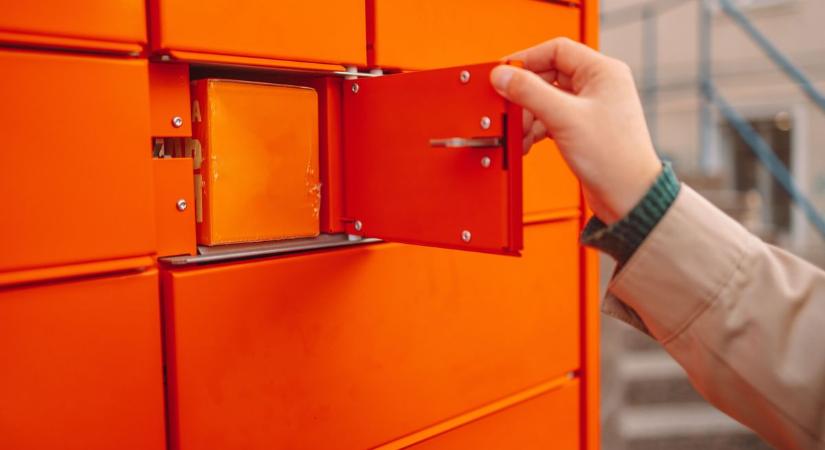 Mit keres a csomagautomata a járdán?!