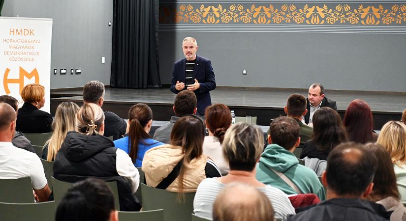 Minden eddiginél nagyobb támogatás a magyar iskolát választó családoknak – Aláírták a szerződéseket