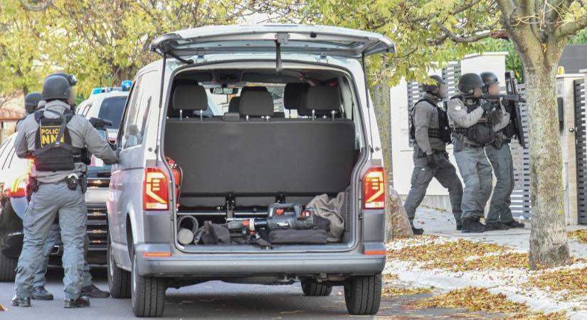 Tonnaszám hozták hazánkba a prekurzort Kínából, 600 milliárd forintnyi drogot lehetett volna belőle előállítani