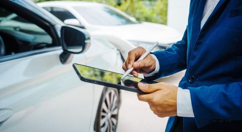 Kötelező biztosítás váltás 2025-ben: ennyit spórolhat, ha időben lép