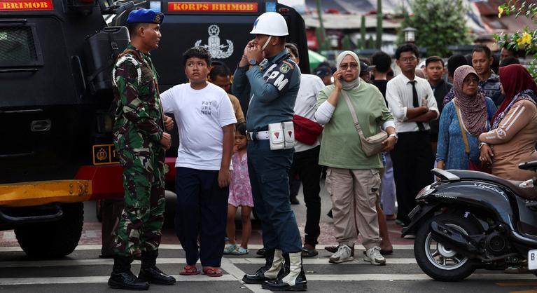 Robbanás történt egy jakartai iskola mecsetjében, több tucat sérült van
