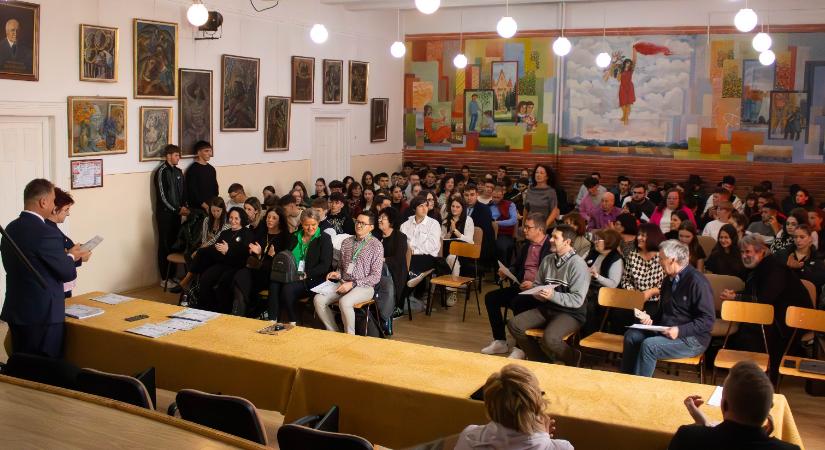 Tanárokat és diákokat jutalmazott Hargita Megye Tanácsa Maroshévízen és Gyergyószentmiklóson