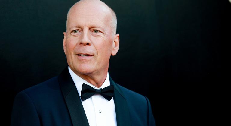 A súlyos beteg Bruce Willis gondozója kezét szorítva sétált a szabadban