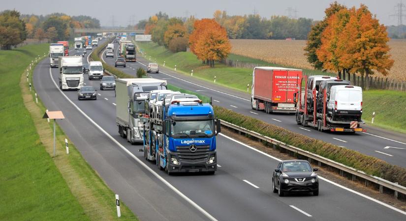 M1-es autópálya bővítés: hidat bontanak a Sasfészek-tó pihenőhelynél