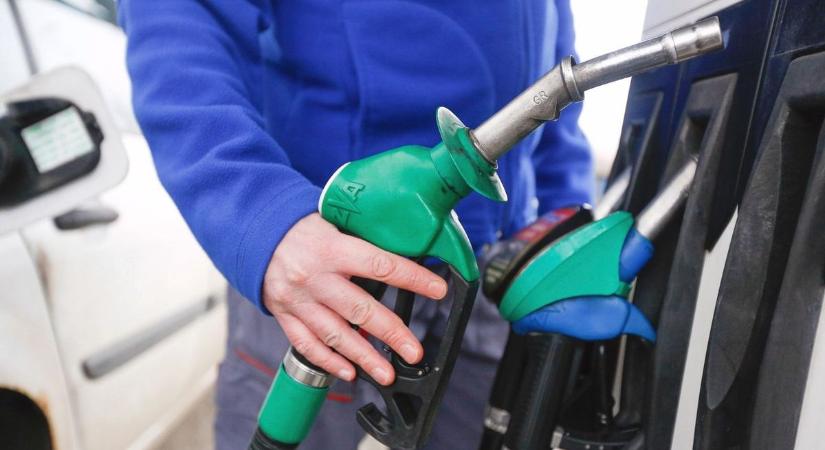 Csak pislogunk nagyokat: durva változás jön a benzinkutakon a hétvégén, erre mi se számítottunk