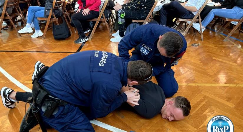 Rendőrök lepték el a baranyai várost – minden eszközt bevetettek