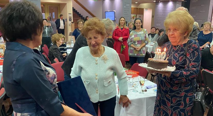 Marika néni meghatódott – így ünnepelték a 100 éves klubtagot az 50 éves közösségben – fotók