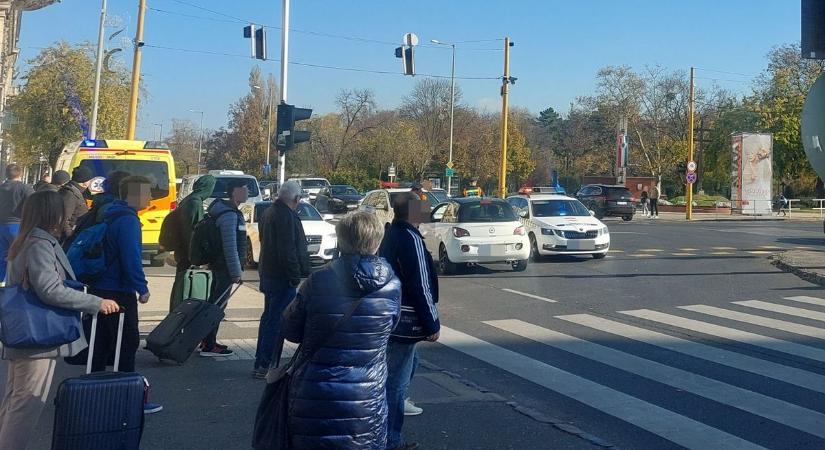 Baleset történt Győr egyik legforgalmasabb pontján, rendőrök és mentő is érkezett a helyszínre - fotó