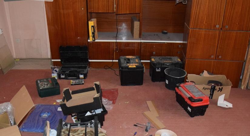 Szerszámokat, tévét és italokat loptak – rendőrkézen a családi házba kétszer is visszatérő betörők