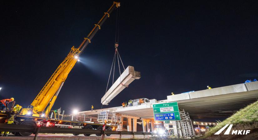 Három darabban emelték ki a 90 tonnás hídgerendát az M1-esen – fotók