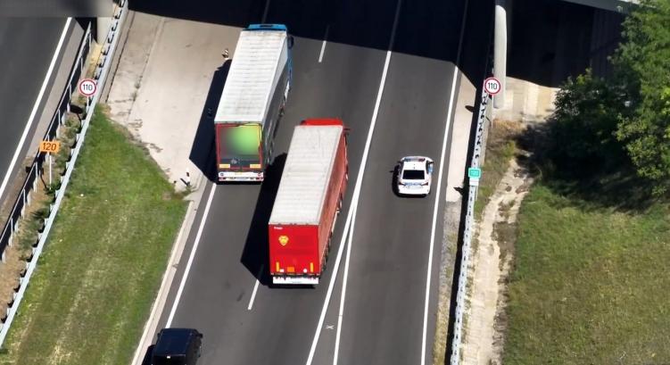 A rendőrök szétcsaptak a kamionosok között az M7-esen