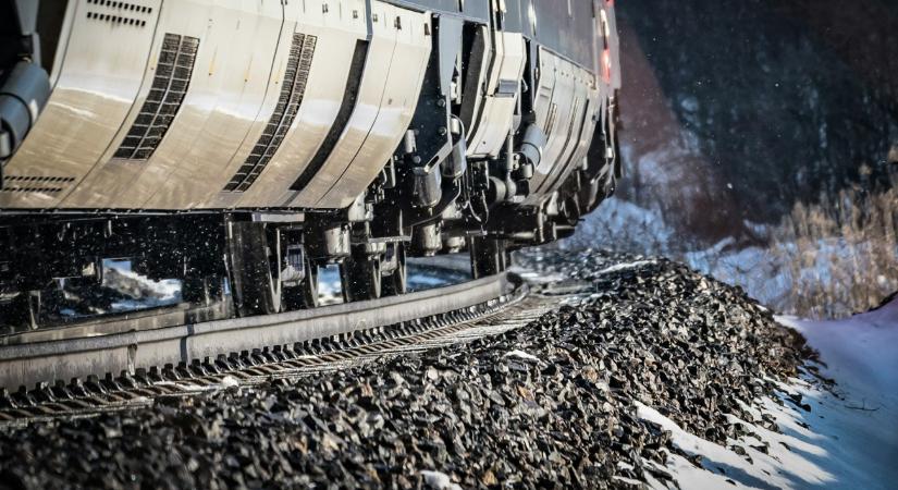 Halálos tragédia történt, tűzoltók segítik a vonat utasait Budapesten, áll a közlekedés