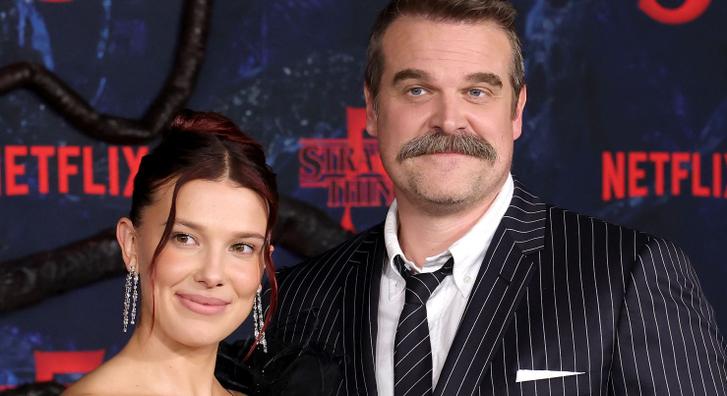 Mindenki Millie Bobby Brownról és David Harbourról beszél, így viselkedtek egymással a vörös szőnyegen