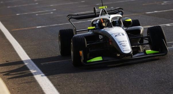 Molnár Martin szárnyalt Spában: a rekordbajnokot szorongatta a brit F3 tesztjén