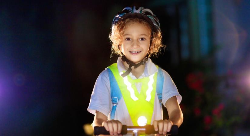 Országos akciót tart a rendőrség: ingyenesen juthatunk hozzá láthatósági kiegészítőkhőz