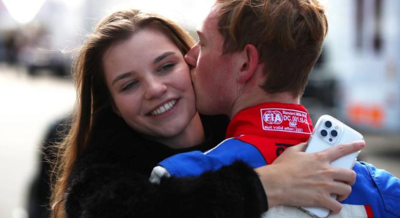 Michael Schumacher unokaöccse eljegyezte Keszthelyi Vivient: fotókon a romantikus lánykérés