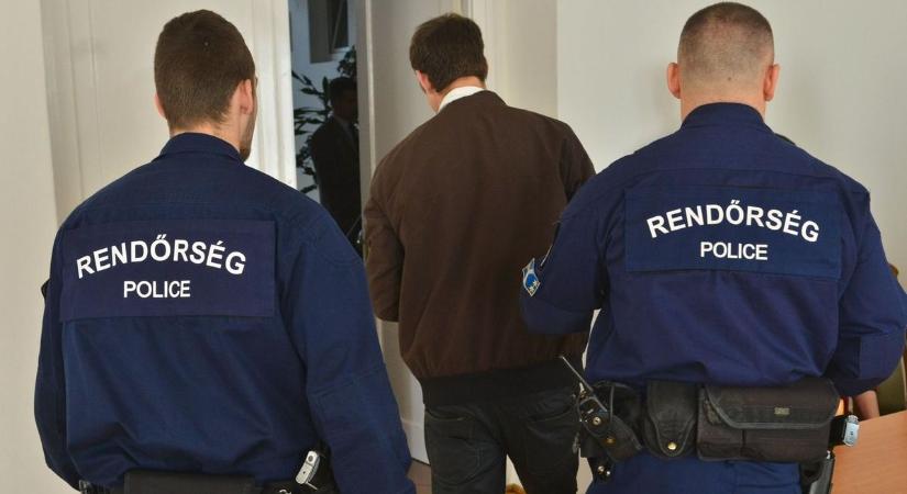 Rendőrök vitték el a hajdú-bihari futárt, most már hiába keresik az ügyfelek