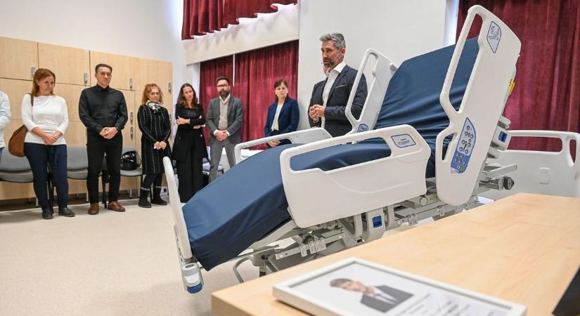Czenki Márk közvetett ajándéka: átadták a kórháznak a 210 centiméteres speciális ágyat - fotók