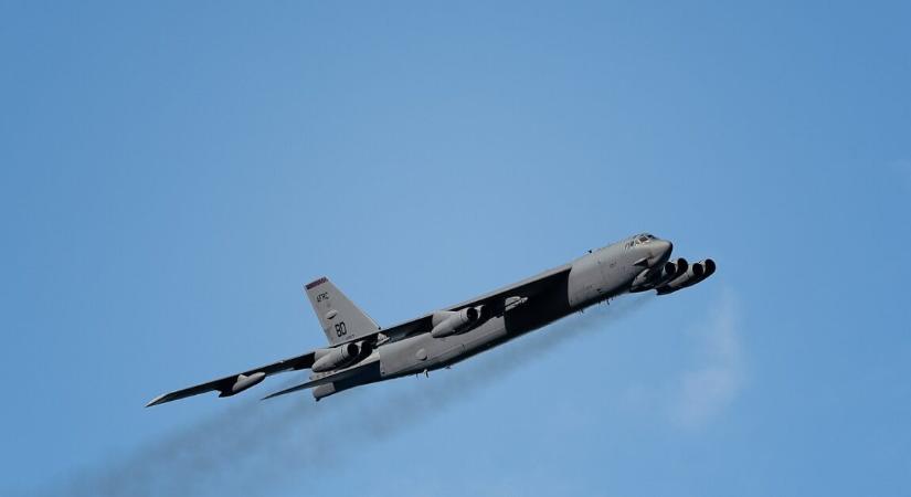 Egyre csak nő a feszültség – két amerikai bombázó kezdett el odafent körözgetni