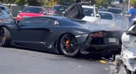 Ilyen egy igazán elrontott előzés: kigyulladt a Lamborghini, bíróság elé állítják a sofőrt – videó