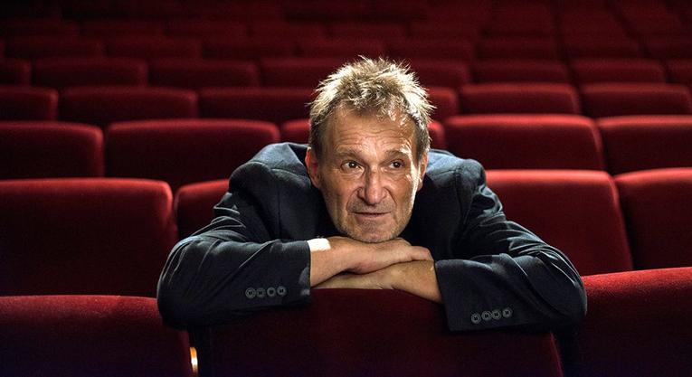 Cserhalmi György újra színpadra lép!