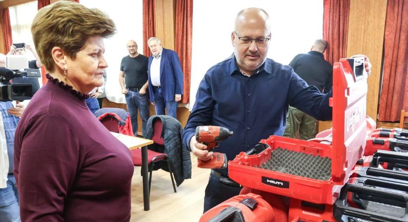 Hilti-gépeket kapott a technikum – több milliós eszközökkel támogatják a gyakorlati oktatást (galéria)