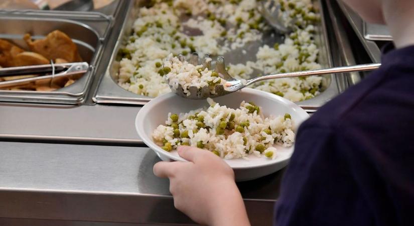Tömeges ételmérgezés történt Budapesten: több tucat gyermek került kórházba