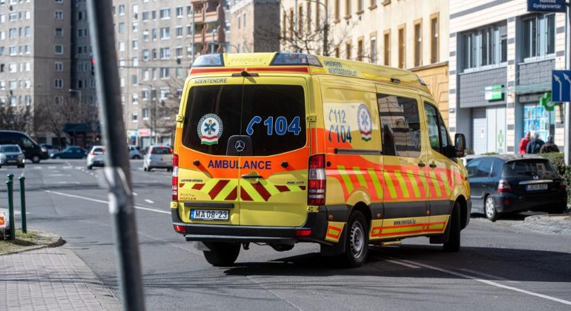 Egy ittas nő ököllel esett neki a mentőápoló nőnek, amikor el akarta látni