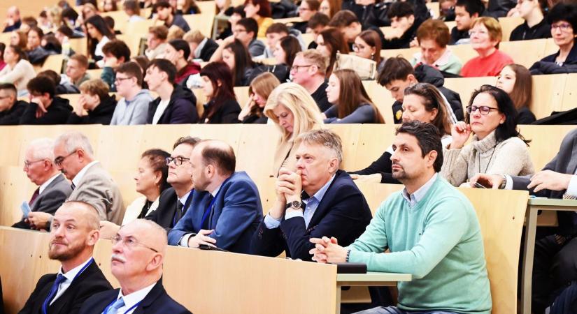 Világhírű professzorok érkeztek Szolnokra, zsúfolásig megtelt a terem