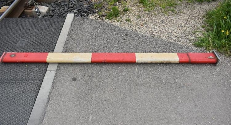 Tilos jelzés mellett tört sorompót, majd elhajtott