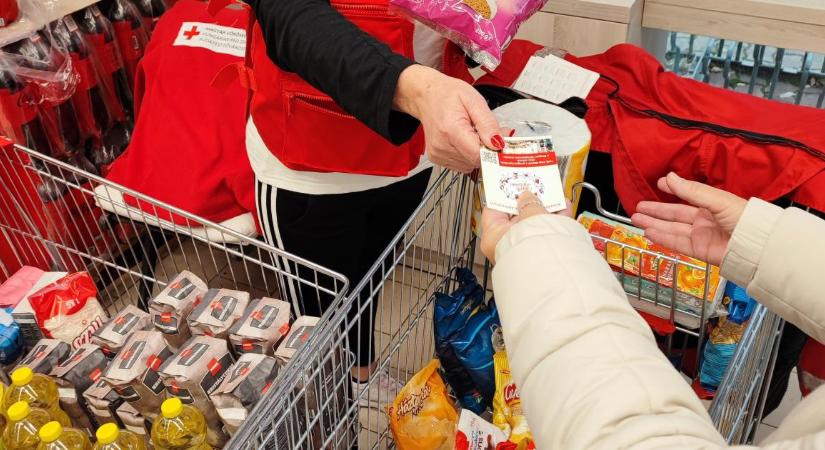 Megkezdte karácsonyi adománygyűjtését a Magyar Vöröskereszt, Hajdú-Biharban is adakozhatunk