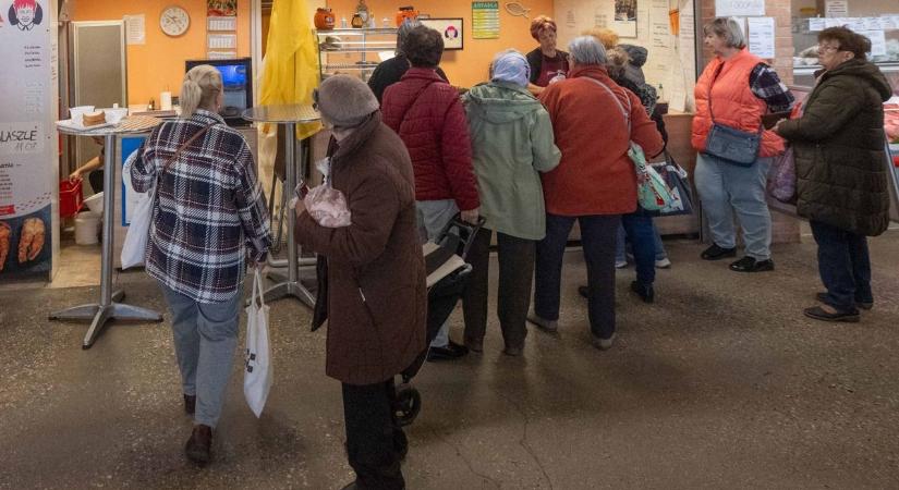 Már novemberben beindult a karácsonyi roham a Mars téren: sorban állnak ezért az ünnepi ételért – videóval