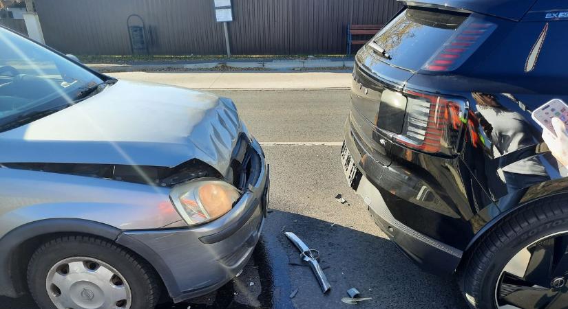 Baleset Nyíregyházán! Két autó karambolozott